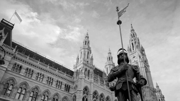 Wiener Rathaus mit Rathausmann im Vordergrund und auf dem Turm